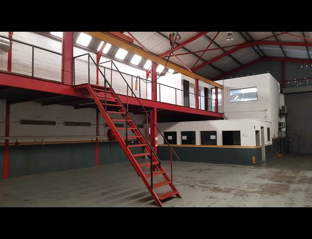 450M² FACTORY TO LET IN STIKLAND INDUSTRIAL